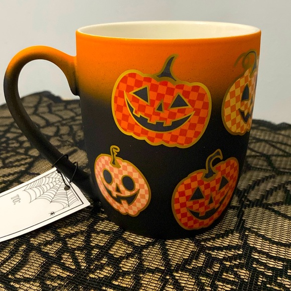 Cobwebs & Cauldrons Checkered Jack-O-Lantern Ombré Halloween Mug NWT - Picture 2 of 3